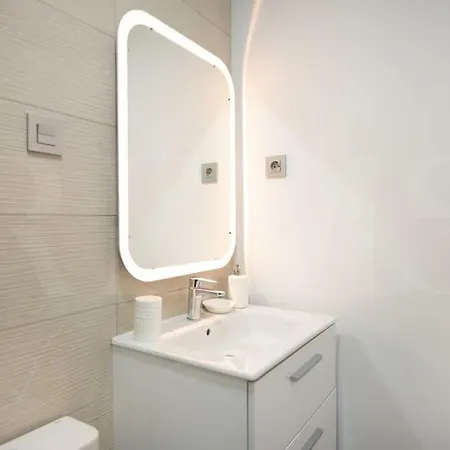 Apartment Fresh & Stylish With Parking By Rems