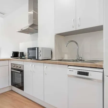 Apartment Fresh & Stylish With Parking By Rems *